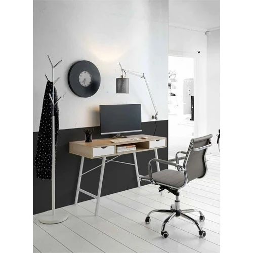 Mesa de escritorio con dos cajones y silla de oficina