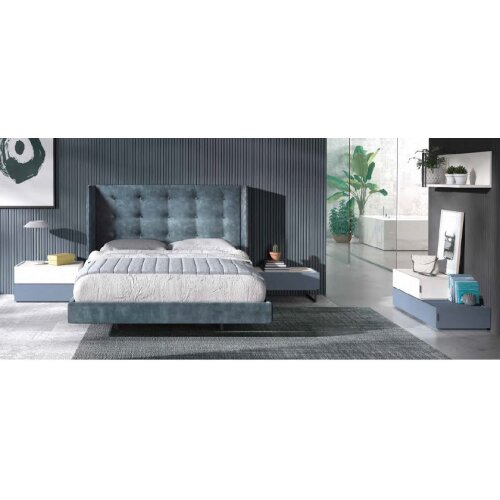 Dormitorio con tapizado azul, madera blanca y acabados en cobalto azul lacado