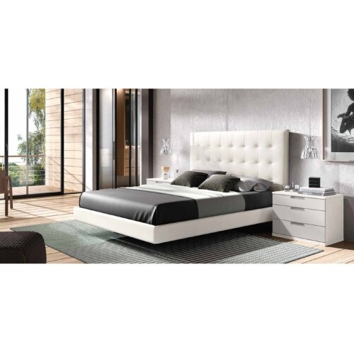 Dormitorio cabecero tapizado en color blanco y con acabados en madera blanca.