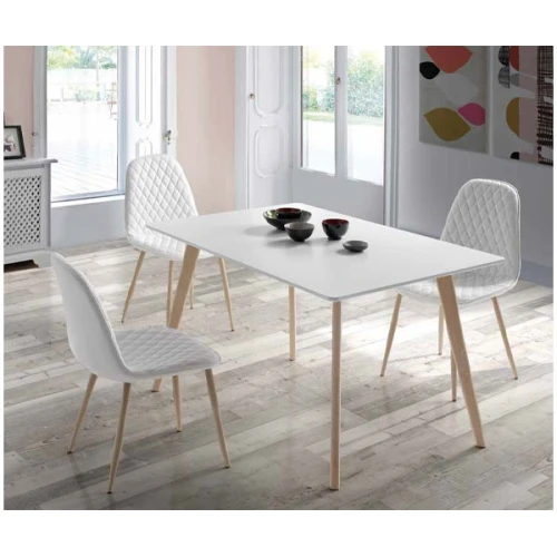 Composición de sillas y mesa de comedor lacada