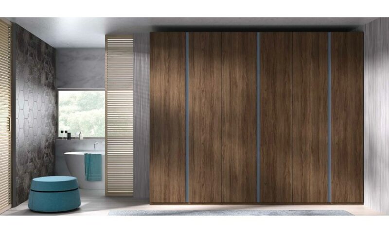 Armario 6 puertas en madera oscura con acabados en cobalto