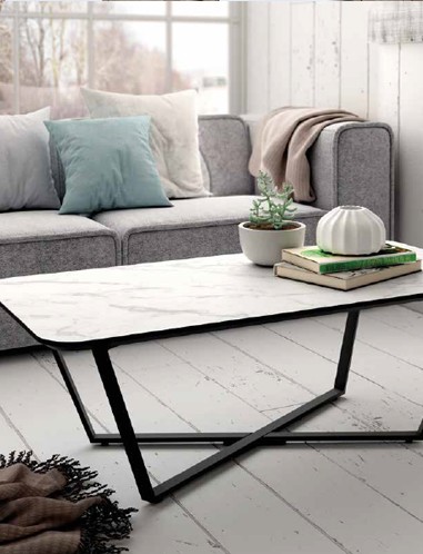 Mesa de centro rectangular con patas metálicas negras