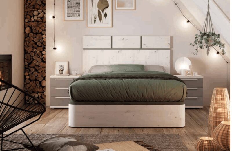 Dormitorio en tonos claros con canapé, cabezal y dos mesitas