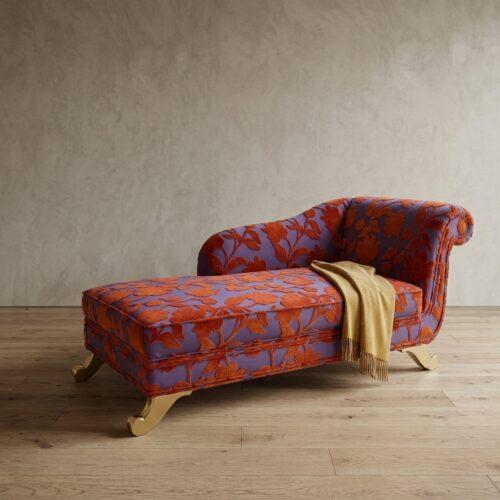 Chaiselongue azul con diseño floral rojo outlet
