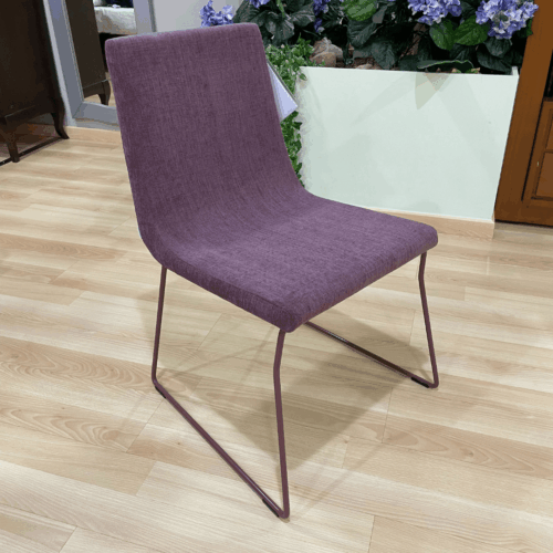 Silla con tapizado violeta outlet