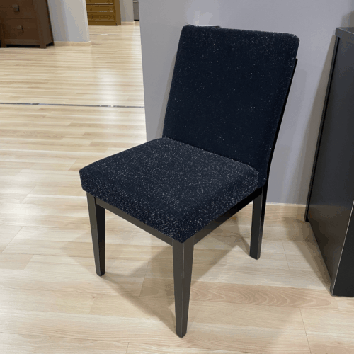 Silla con respaldo bajo tapizado negro y brillante outlet