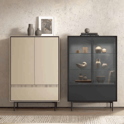 Dos muebles bajos verticales con patas metálicas arena y grafito