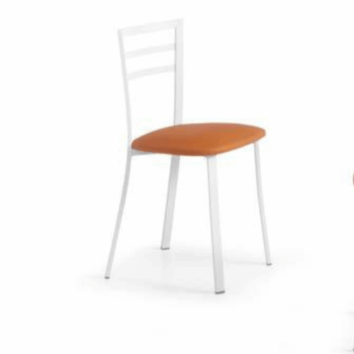Silla con estructura lacada y asiento tapizado