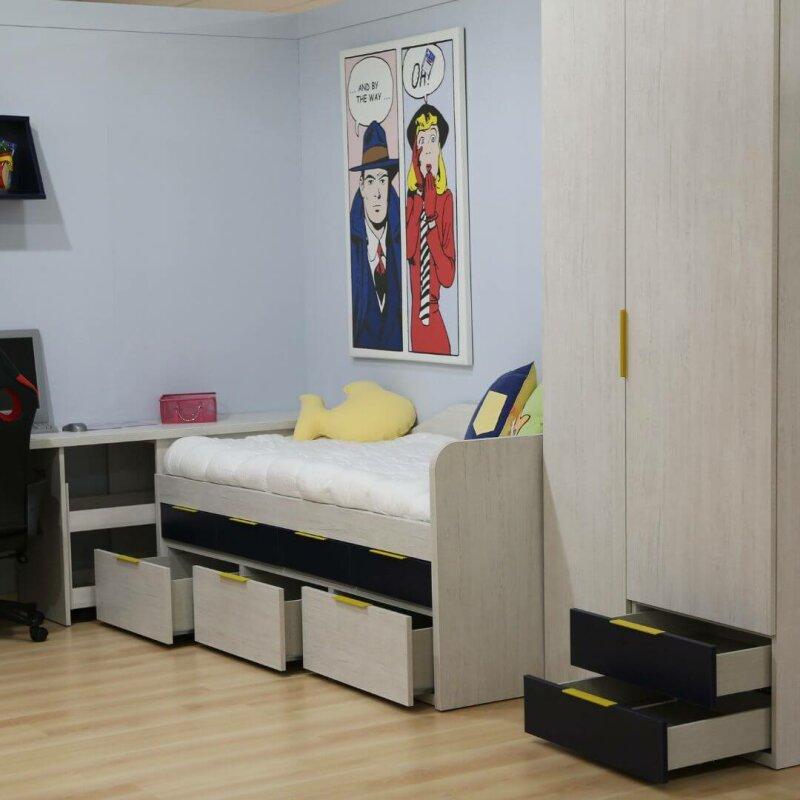dormitorio juvenil con escritorio y armario de dos puertas