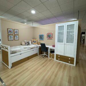 Dormitorio juvenil con cama compacta, mesa de estudio y armario