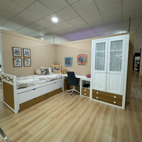 Dormitorio juvenil con cama compacta, mesa de estudio y armario