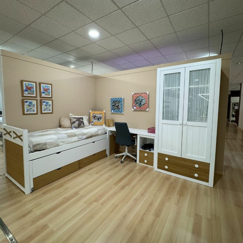 Dormitorio juvenil con cama compacta, mesa de estudio y armario