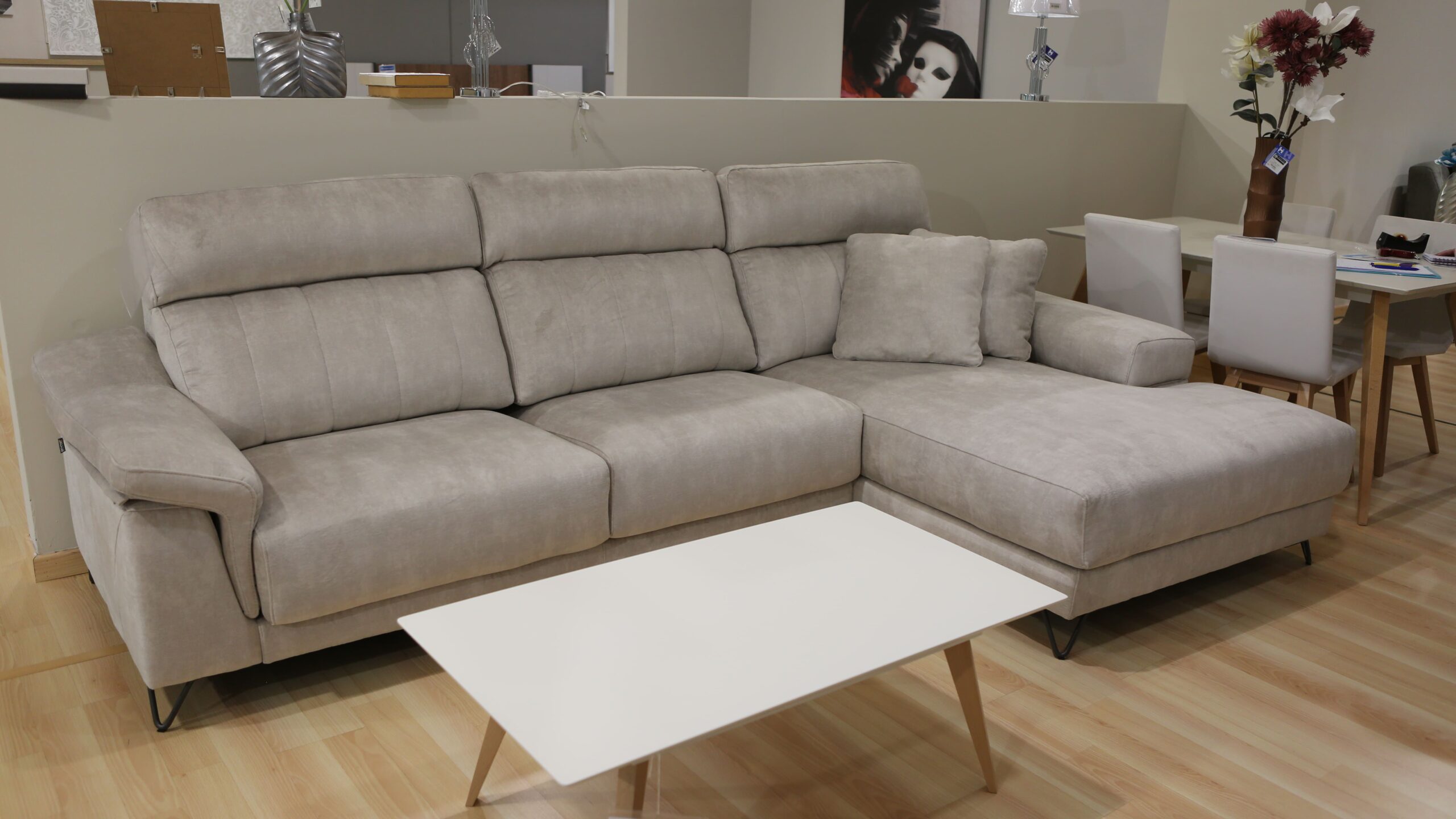 Chaislongue con pata metálica y asientos extraíbles con brazo arcón en chaislongue.