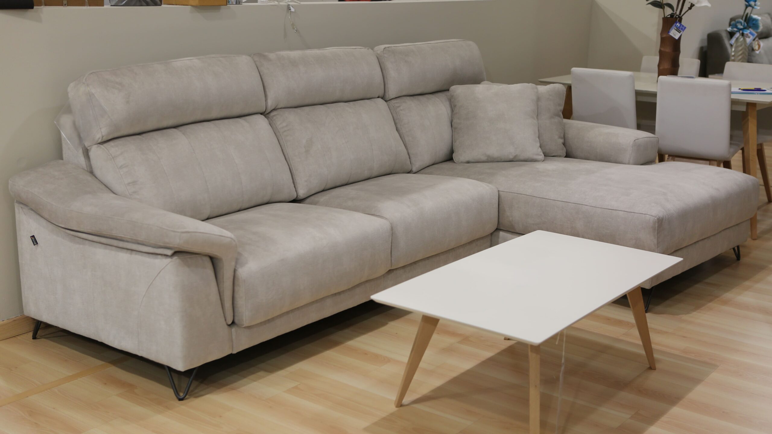 Chaislongue con pata metálica y asientos extraíbles con brazo arcón en chaislongue. - Imagen 4