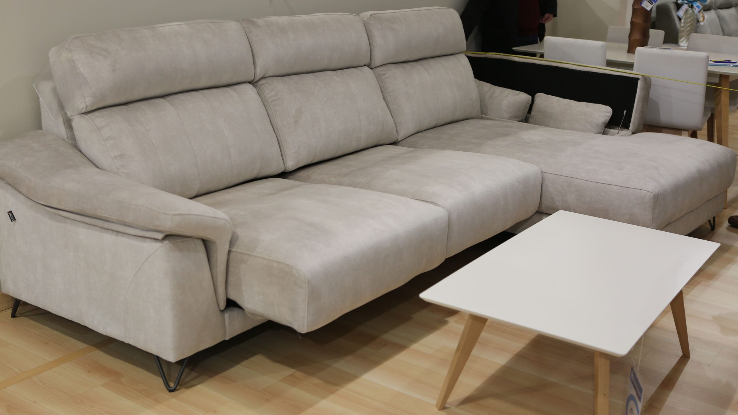 Chaislongue con pata metálica y asientos extraíbles con brazo arcón en chaislongue. - Imagen 5