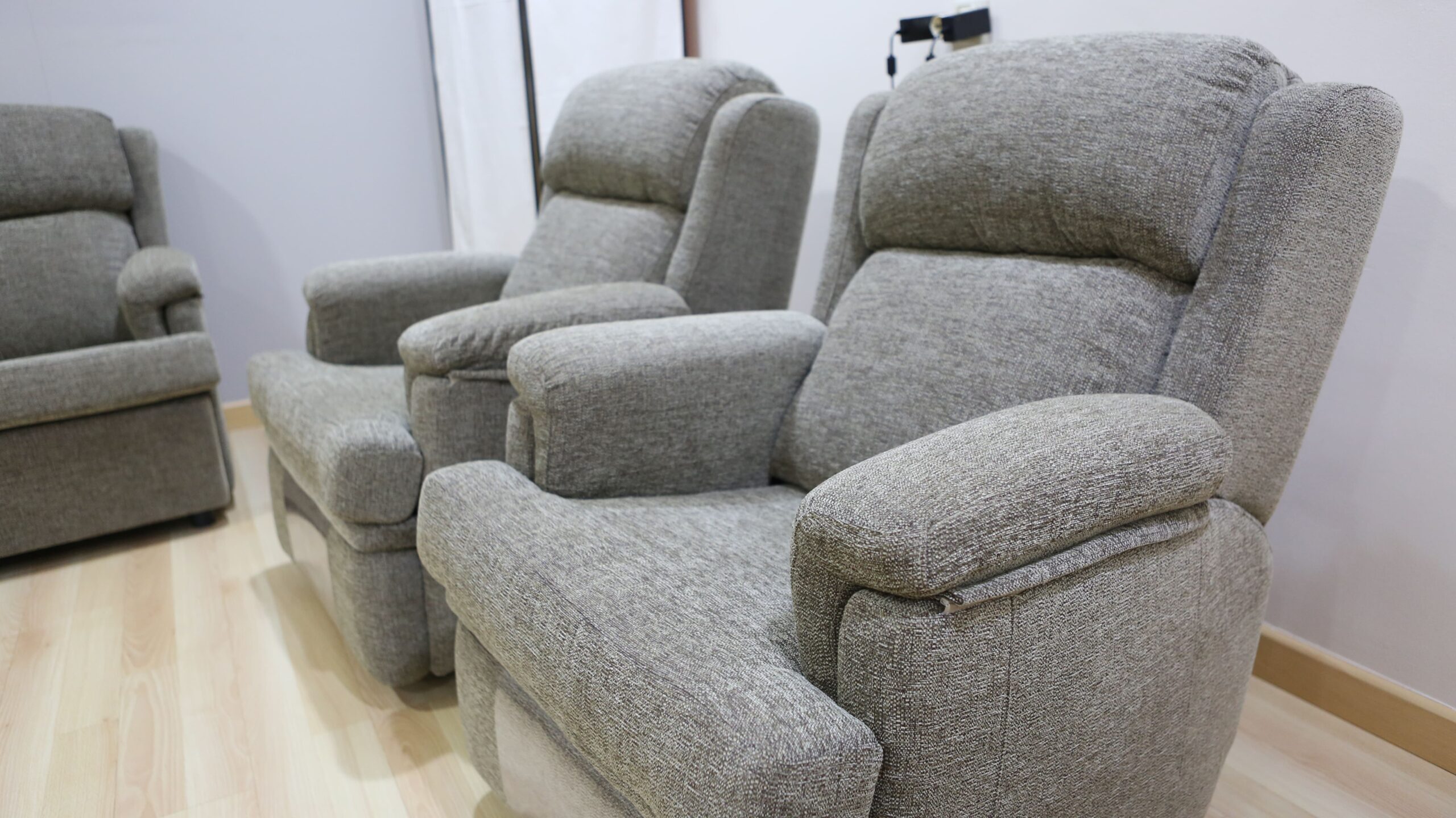 Sofá fijo 3 asientos y 2 sillones motorizados - Imagen 3