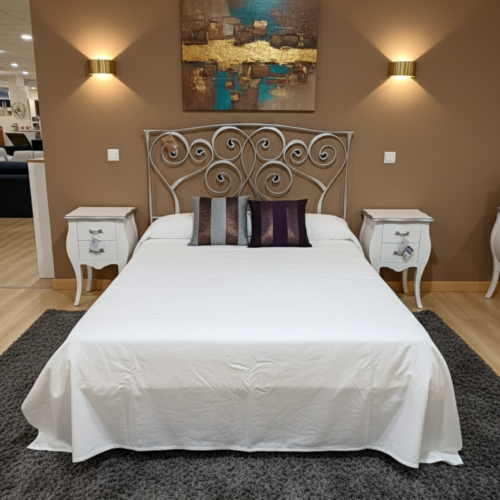 Dormitorio de forja y madera lacada