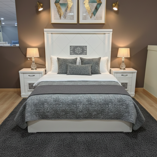 Dormitorio lacado blanco con detalles brocados