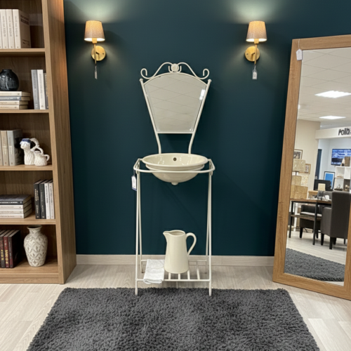 Lavabo de estilo rústico con espejo y estructura de forja