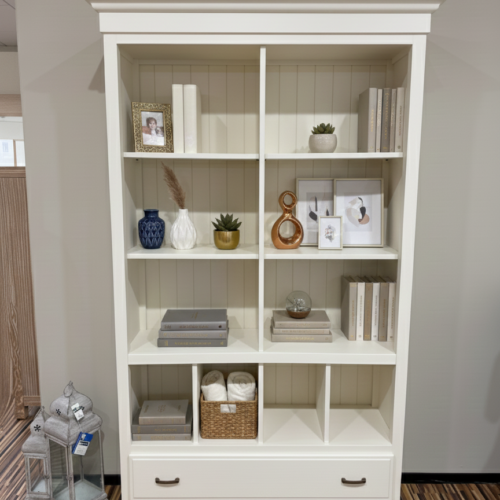 Librería neoclásica lacada en blanco de Grupo Seys