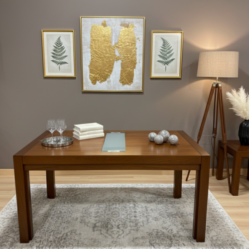 Mesa de comedor de madera con detalle en cristal