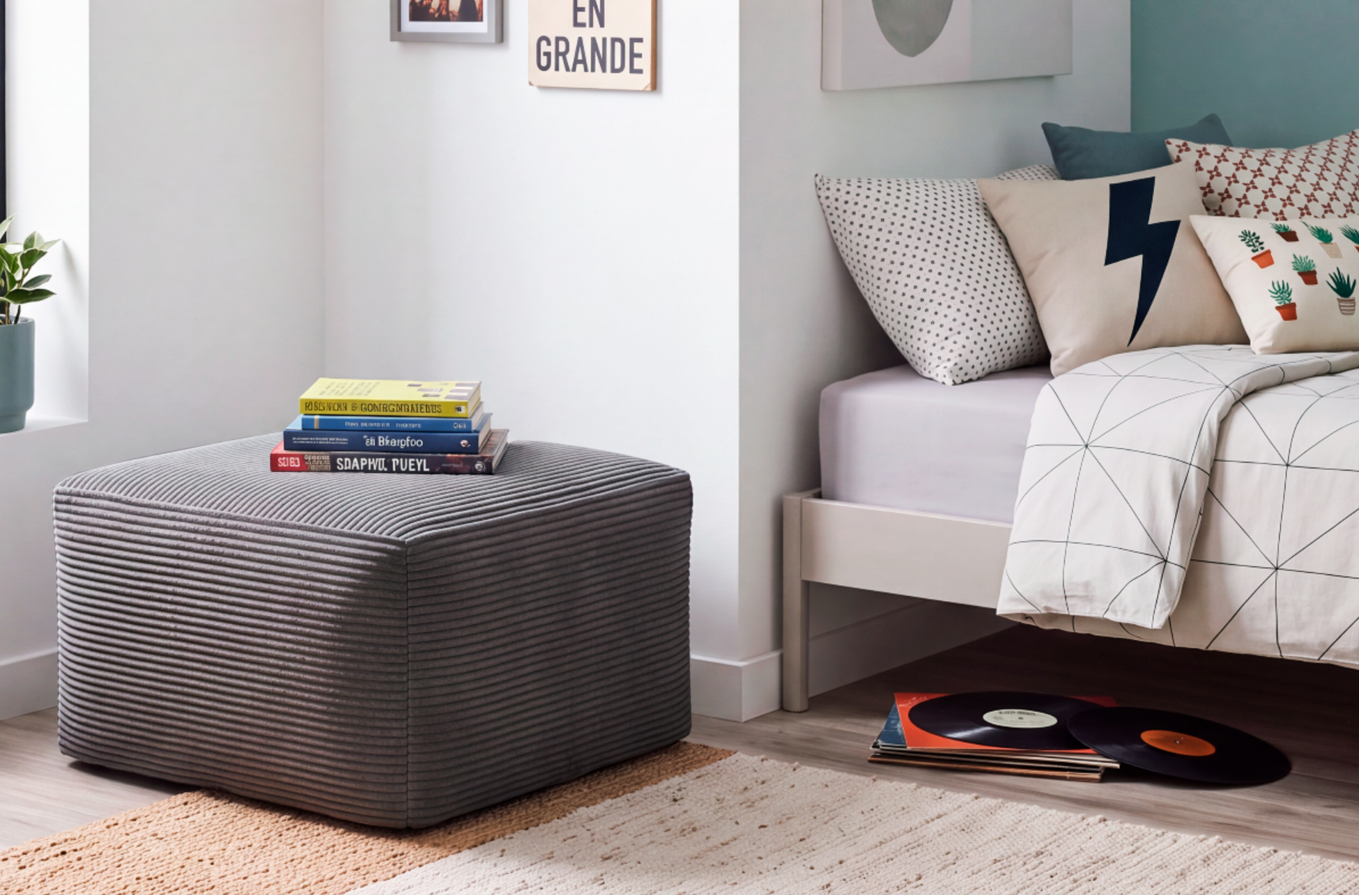 PUF 70 x 70 CM CONVERTIBLE EN CAMA 70 x 195 CM CON FUNDA COLOR GRIS.
